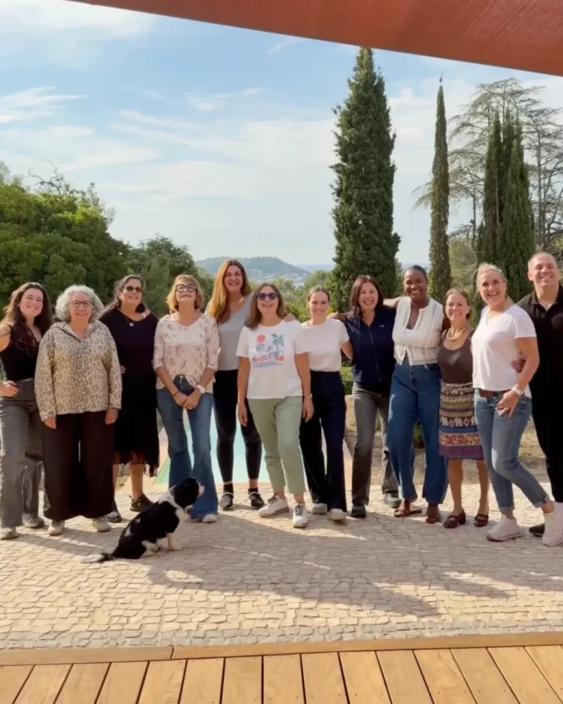 Photo de groupe souvenir de l'équipe et des participantes réunies sous le soleil du Mas des Bonnettes